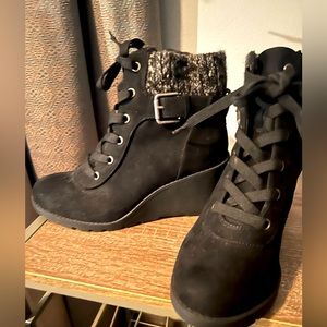 Lace up & zip up Sweater ankle wedges